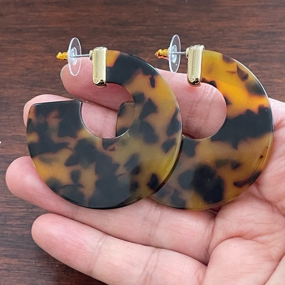 Tortoise shell cellulose acetate gold tone hoop earrings - Picture 2 of 5